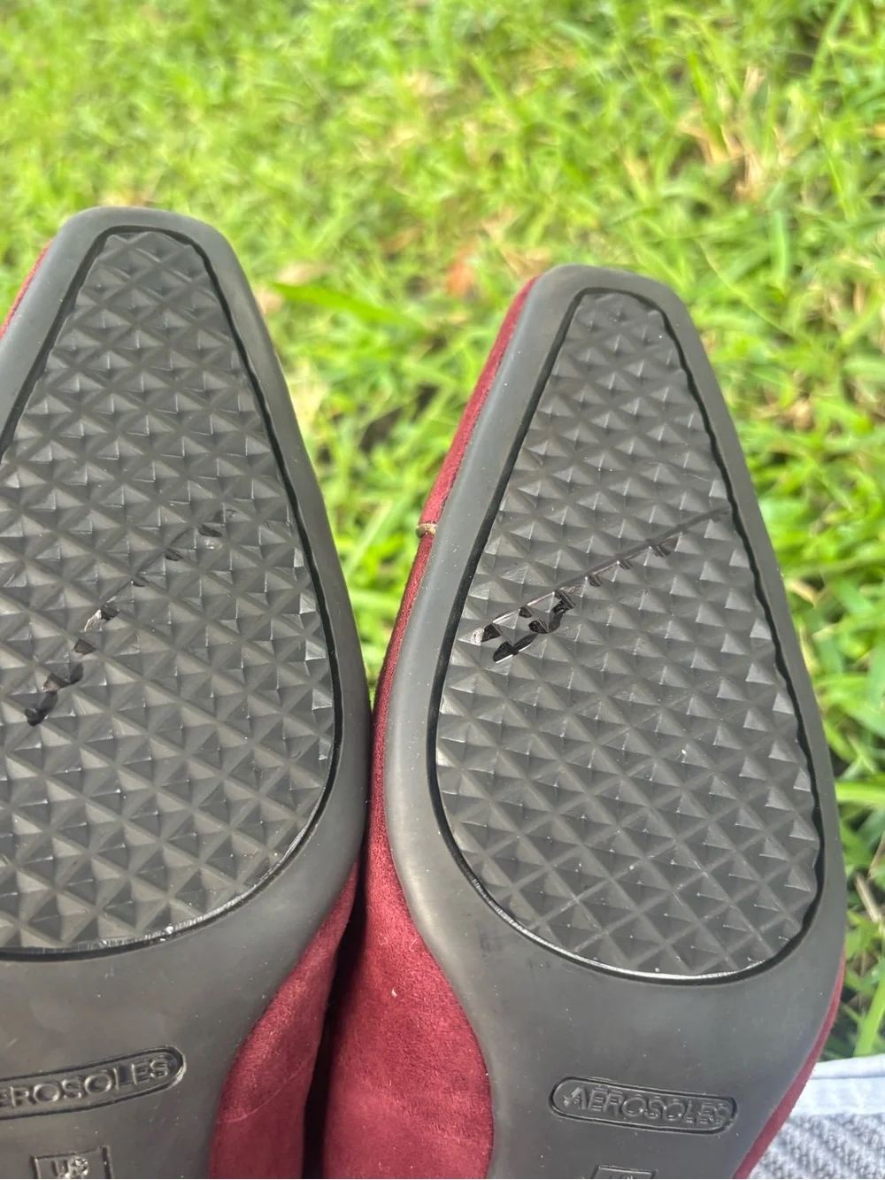 AEROSOLES Women's Burgundy Suede Low Heels with Contrast Trim Size 8.5
